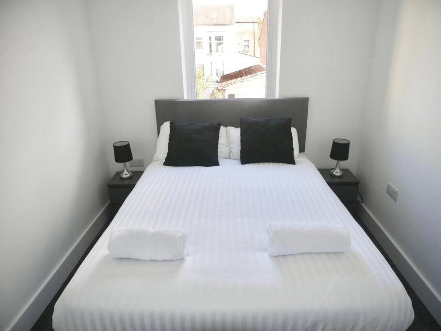 Stylish 4-Bedroom Retreat, Perfect For Groups Liverpool Exterior photo