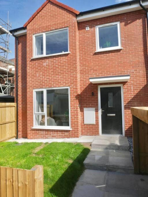 Stylish 4-Bedroom Retreat, Perfect For Groups Liverpool Exterior photo