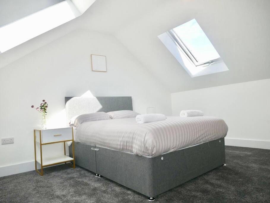 Stylish 4-Bedroom Retreat, Perfect For Groups Liverpool Exterior photo