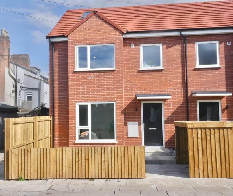Stylish 4-Bedroom Retreat, Perfect For Groups Liverpool Exterior photo