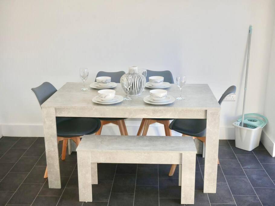 Stylish 4-Bedroom Retreat, Perfect For Groups Liverpool Exterior photo