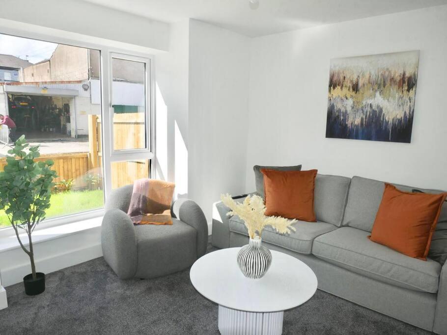 Stylish 4-Bedroom Retreat, Perfect For Groups Liverpool Exterior photo