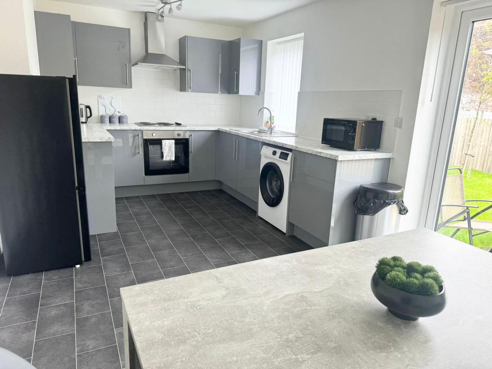 Stylish 4-Bedroom Retreat, Perfect For Groups Liverpool Exterior photo
